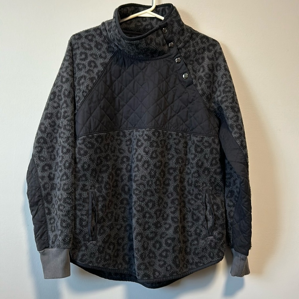 Abercrombie & Fitch Gray Leopard Sweater